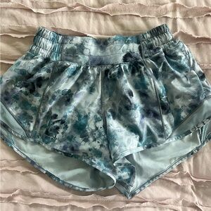 Lululemon Hotty Hot Low-Rise Lined Short 2.5”, Size 2